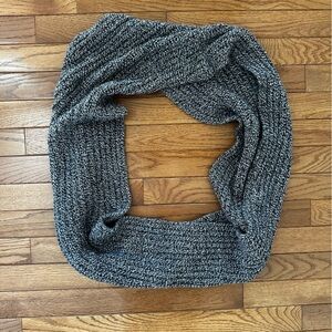 🧣 MADEWELL women’s infinity scarf navy blue and white wool EUC soft cozy warm